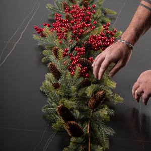 Ramas Navideñas Sintéticas de 60 cm con Bayas Verdes Brillantes, Guirnaldas y Coronas Elegantes para Decoración Festiva del Hogar - Product Image 5