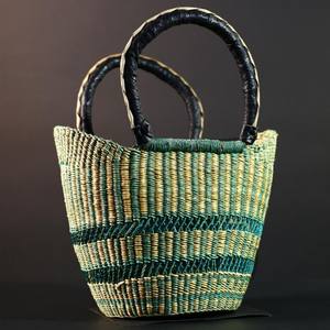 Panier de marché Bolga tissé à la main : Sac fourre-tout en paille verte avec poignée en cuir - Product Image 2