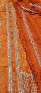 Costumes indiens de créateur modernes non cousus brodés à la main pour femmes pour les fêtes de style traditionnel - Product Image 2