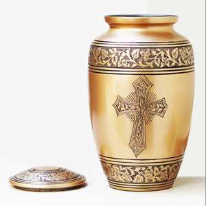Urne funéraire en laiton fabriquée à la main Urne en métal pour adultes avec croix gravée d'Inde - Product Image 1