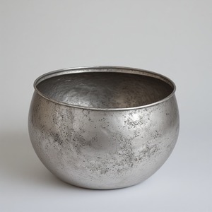 Maceta de Metal decorativa pulida brillante hecha a mano perfectamente elaborada para una elegante decoración y exhibiciones de jardín interior de temporada - Product Image 2