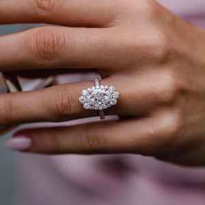 Anillo de Compromiso de Moissanita con Corte Ovalado Personalizado al por Mayor, Chapado en Oro Rosa de 10K/14K/18K, Halo de Oro, Certificado GIA - Product Image 4