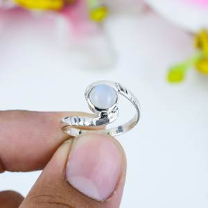 Bague en argent sterling 925 faite à la main pierre de lune arc-en-ciel naturelle avec incrustation de réglage de lunette en argent vintage pour les fêtes - Product Image 3
