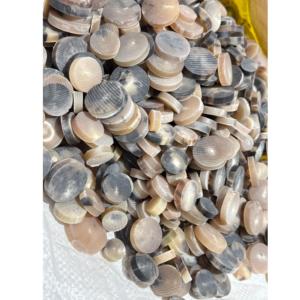 Boutons vierges couleur corne de bœuf, directement de l'usine, pour la confection de vêtements de mode, les travaux manuels et la fabrication de boutons sur mesure, destinés aux acheteurs professionnels. - Product Image 2