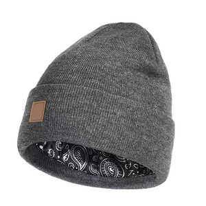Venta al por mayor de fábrica OEM personalizado bordado de marca de cuero parche jacquard logotipo al aire libre de invierno de punto de satén forrado puño Beanie - Product Image 4