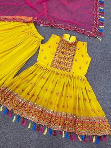 Hermoso bordado Georgette corto Anarkali Kurta con Georgette Sharara y Dupatta, diseñador paquistaní festivo/fiesta - Product Image 3
