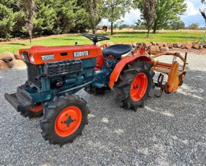 Tracteur compact Kubota 4x4 de petite taille, avec chargeur, moteur diesel, vente en gros d'usine, livraison rapide disponible. - Product Image 3