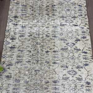 Alfombra Turca Vintage de Lana de 3.9x7.3 pies, Diseño Ecológico de Patchwork con Plantas y Árboles Grises, Base de Látex - Product Image 3
