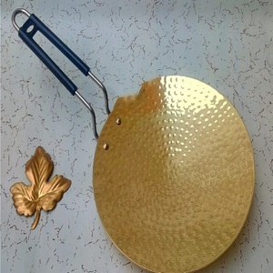 ภาพที่กำหนดเองของชุดอาหารเย็นทองเหลืองแบบดั้งเดิมรวมถึงจานขนาดใหญ่ (Thali) หลายชามช้อนและถ้วย - Product Image 3