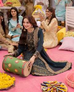 Salwar Kameez brodé pour les occasions de l'Aïd, de mariage et de plage - Les vêtements les plus magnifiques pour femmes dans le monde entier - Product Image 3