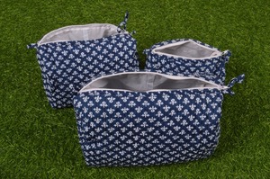 Juego de 3 Bolsas de Cosméticos de Viaje Hechas a Mano en India, Acolchadas de Algodón Vintage, con Estampado a Bloque, Resistentes al Agua, para Dispositivos - Product Image 4