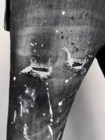 Jean en denim brodé et délavé style hip-hop avec effet éclaboussures de peinture et rivets, collection 2025, pour homme