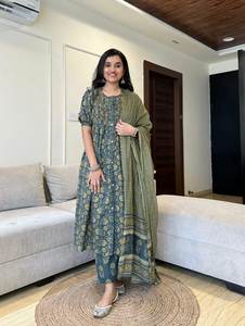 Esta temporada de verano usa un intrincado trabajo manual enorme estilo Patten estilo de media manga Color brillante diseño elegante Kurti para mujer - Product Image 4