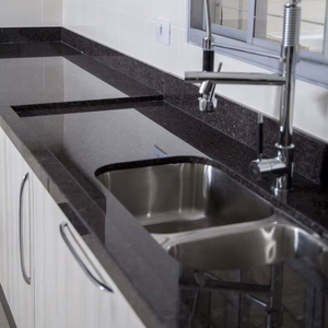 แผ่นหินแกรนิตสีดำธรรมชาติสำหรับเคาน์เตอร์ครัวในราคาโรงงาน - Product Image 1