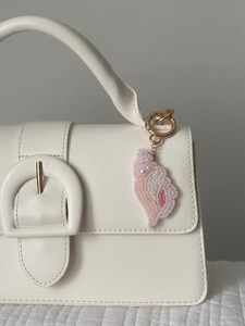 Porte-clés brodé fait main personnalisé LSU avec breloque de sac à main et anneau porte-clés, un excellent cadeau personnalisé avec fermeture éclair, provenant d'Inde - Product Image 6