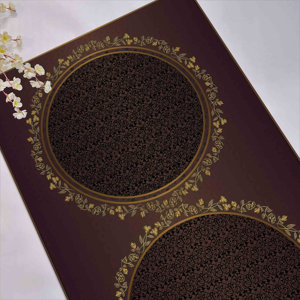 Alfombra de Oración Color Borgoña: Tapete Religioso con Detalles Dorados, Lavable a Máquina, Alfombra Delgada No Tejida - Product Image 1