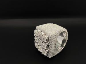 Anillo de Lujo Estilo Hip Hop con Moissanita VVS Premium, Plata 925, Engaste de Garras, con DEF 0.5 Quilates, Pasa la Prueba del Diamante, Unisex - Product Image 5