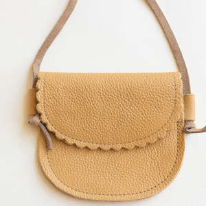 Bolso de Cuero con Borde Festoneado Color Latte para Niñas Pequeñas, Accesorios Infantiles - Product Image 2