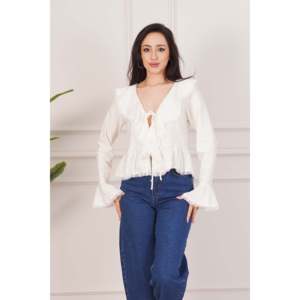 Blusa de Poliéster con Detalle de Encaje Color Crudo para Mujer, Marca Lustrin, con Cuello de Lazo y Corte Drapeado, para Uso Diario y de Oficina, Estilo Versátil - Product Image 4