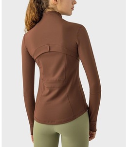 Venta al por mayor de las mujeres Activewear Yoga Chaquetas Nylon suave acanalado Tops sin costuras Slim Fit Zip up manga larga Fitness Jacket - Product Image 2