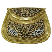 Dames à la mode et polyvalentes dans la pochette de soirée femmes fabriquées à la main avec une couleur et une poignée blanches de haute qualité et de finition