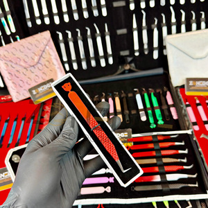 Pinces à cils professionnelles en acier inoxydable pour les artistes des cils, couleur rouge, nouveaux designs de poignées personnalisés, logo personnalisé, pointe à 90 degrés - Product Image 3