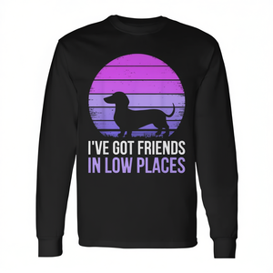 T-shirt a maniche lunghe per amanti dei Bassotto con stampa 'I've Got Friends in Low Places' - per proprietari di cani e appassionati di razze canine - Product Image 2