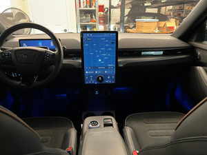 2023 F o r d M u s t a n g Ma che She LBY G T H Original Turbo Engine F W D Drive Asientos de cuero Oscuro - Product Image 4