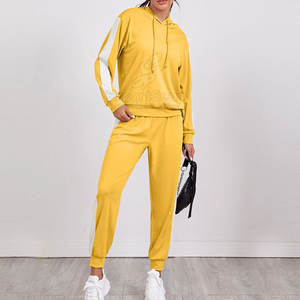 Chándal elegante de dos piezas con líneas simples y diseño relajado Chándal de tela Premium con ajuste moderno - Product Image 3