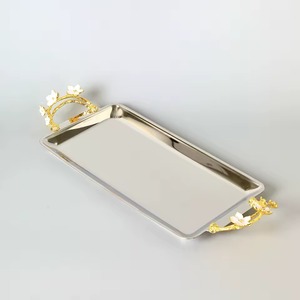 Bandeja de servir de metal con acabado brillante y asas florales que elevan la estética de cualquier experiencia gastronómica. - Product Image 3