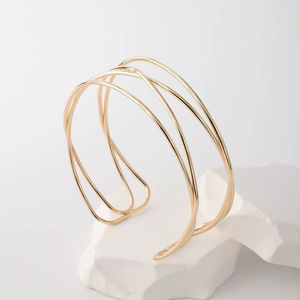 Bracelet en métal de style artistique ajoute une touche créative aux tenues simples avec un design unique - Product Image 1