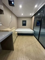 Capsule spatiale préfabriquée Apple Pod de 20 pieds, couleur extérieure personnalisée, verre du sol au plafond, grande unité de villa de glamping