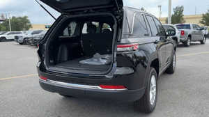 Jeep Grand Cherokee Laredo 2024 Usado en Excelentes Condiciones - Product Image 3