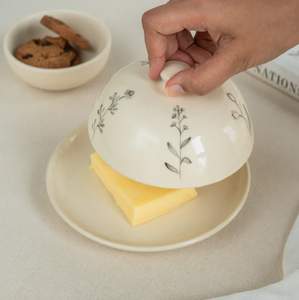 English Meadow Beurrier et Assiette en Céramique blanche Meilleures Ventes pour Restaurants et Tables de Mariage disponibles au prix de gros - Product Image 1