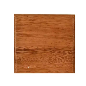 Juego de posavasos de madera maciza de acacia de lujo cuadrado con posavasos de nogal de color natural de Crescent Crafts - Product Image 1