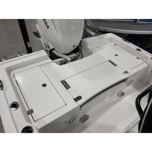 Bateau de pêche à console centrale en aluminium neuf 2026 TideWater Boats 2300 CB 300 CV avec moteur hors-bord pour la pêche au bar et les loisirs, exporté - Product Image 5