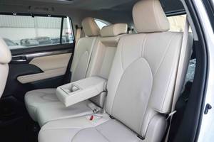 Toyota Highlander VXR 2.5 Híbrido 4 Cilindros AWD SUV 2025 Blanco Impecable con Asientos de Cuero, Usado Certificado, Bajo Kilometraje (10.9 km), Exquisito - Product Image 4