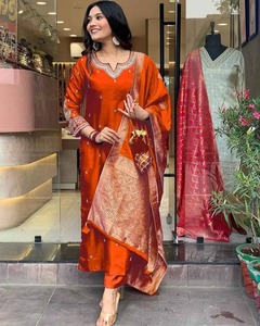 ชุดคุर्ตาผ้าฝ้ายแห้งเร็วสำหรับผู้หญิง คอลเลคชั่นขายส่งจำนวนมากจาก NEETA CREATION สไตล์โมเดิร์น ใส่ได้ทุกฤดู ลวดลายแบบดั้งเดิมที่ประณีต - Product Image 1