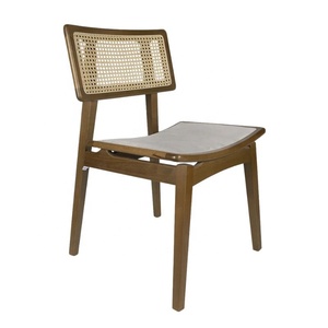 Chaises de salle à manger en teck massif de haute qualité et avec des accents en rotin, conçues avec une esthétique moderne et élégante - Product Image 1