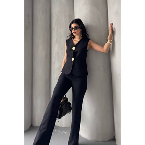 Abito in due pezzi elegante con bottoni e pantaloni eleganti da donna - Product Image 1