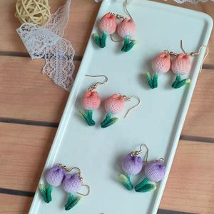 Pendientes y Aretes de Ganchillo con Forma de Flor en Miniatura, Exquisitamente Hechos a Mano y a la Moda - Product Image 3