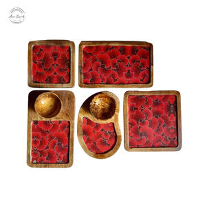 Ensemble de plateau en résine en bois fait main de qualité supérieure avec une forme unique, idéal pour servir des collations et décorer une finition élégante et durable - Product Image 3