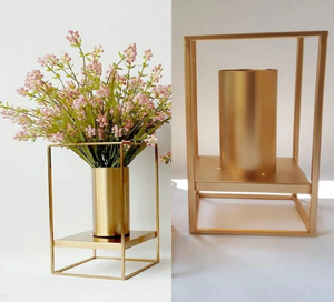 Soporte minimalista con marco de cubo dorado y un inserto cilíndrico de metal para flores a juego. Disponible a precios de mayoreo. - Product Image 1