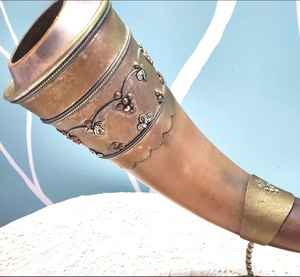 Auténtica copa de cuerno vikingo nórdico con soporte de madera - Product Image 2