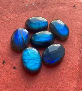 Bold Fire Blue Labradorite AA + Quality Cabochon Piedra preciosa de forma ovalada natural - Product Image 2
