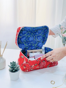 Bolsa de tocador acolchada hecha a mano para mujer, bolsa de cosméticos de viaje de tela, Asa de algodón, organizador de maquillaje impreso con bloque de mano - Product Image 2