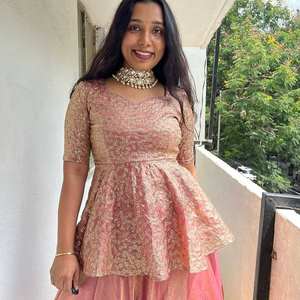 Conjunto de lehenga de seda crujiente con bordado pesado de lentejuelas, top cosido de manga larga y parte inferior semi cosida con vuelo. - Product Image 1