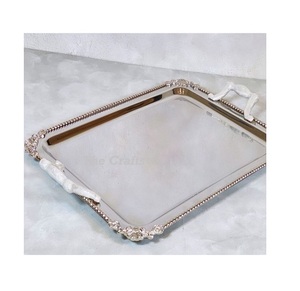 Bandeja de metal para servir alimentos con asas de madera Vajilla de Calidad exclusiva Bandeja de chocolates de color dorado a la venta - Product Image 6