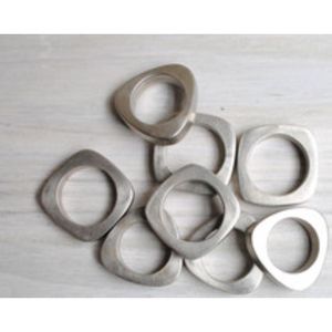 Ensemble de 4 élégants ronds de serviette en acier inoxydable poli doré au design élégant, parfaits pour la décoration de table d'hôtel - Product Image 4