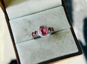 แหวนค็อกเทลแบบมินิมอลสำหรับผู้หญิง ประดับพลอยรูบี้ไลท์ธรรมชาติทรงเหลี่ยมเจียระไนแบบเพชร ตัวเรือนเงินแท้ 925 ชุบโรเดียม ฝังแบบหนามเตย - Product Image 6